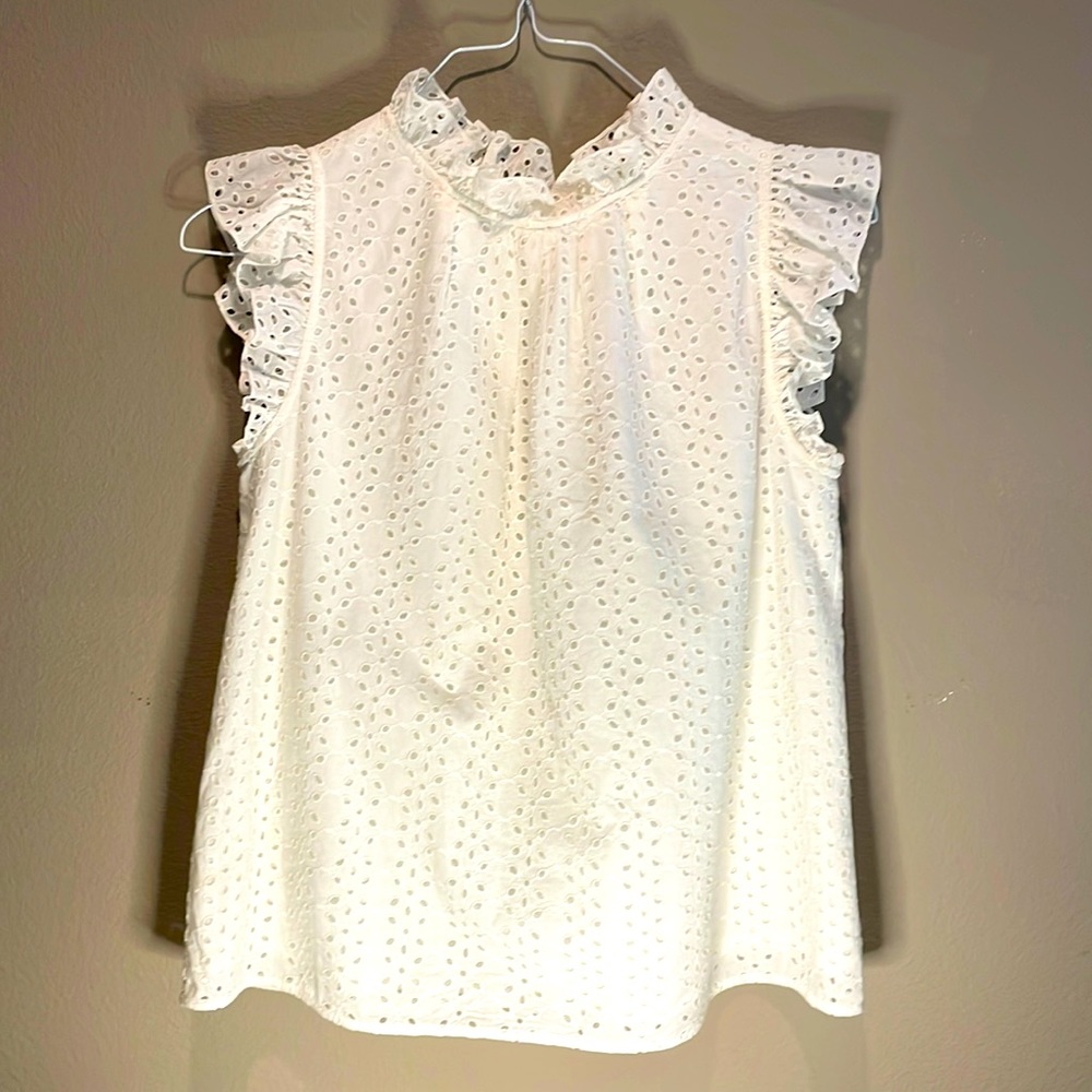 Eyelet cap sleeve top